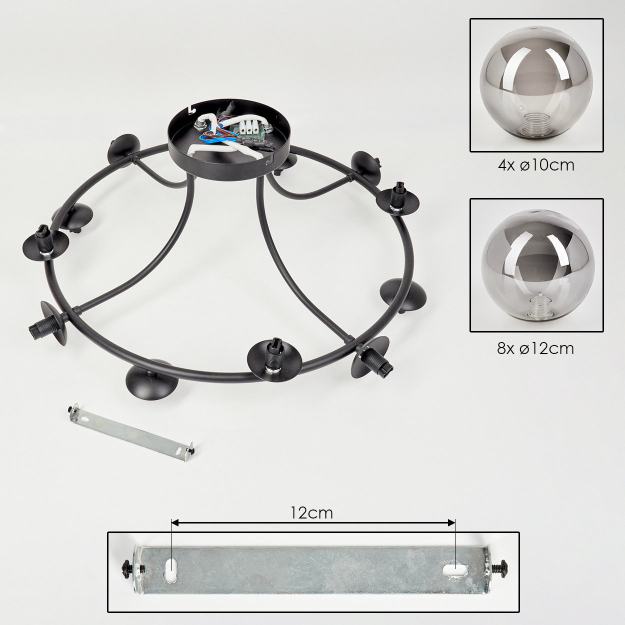 Schwarzer Metall-Kronleuchterrahmen mit Komponenten, zwei Glaskugelbeispiele, eine Metallstange und elektrische Teile. Alles auf weißem Hintergrund.