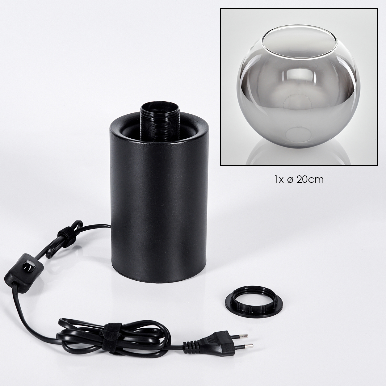 Ein schwarzer Lampensockel mit Netzkabel, Stecker und einem abgenommenen Ring. Eine chromartige Kugel befindet sich in der Ecke, beschriftet mit 20 cm.