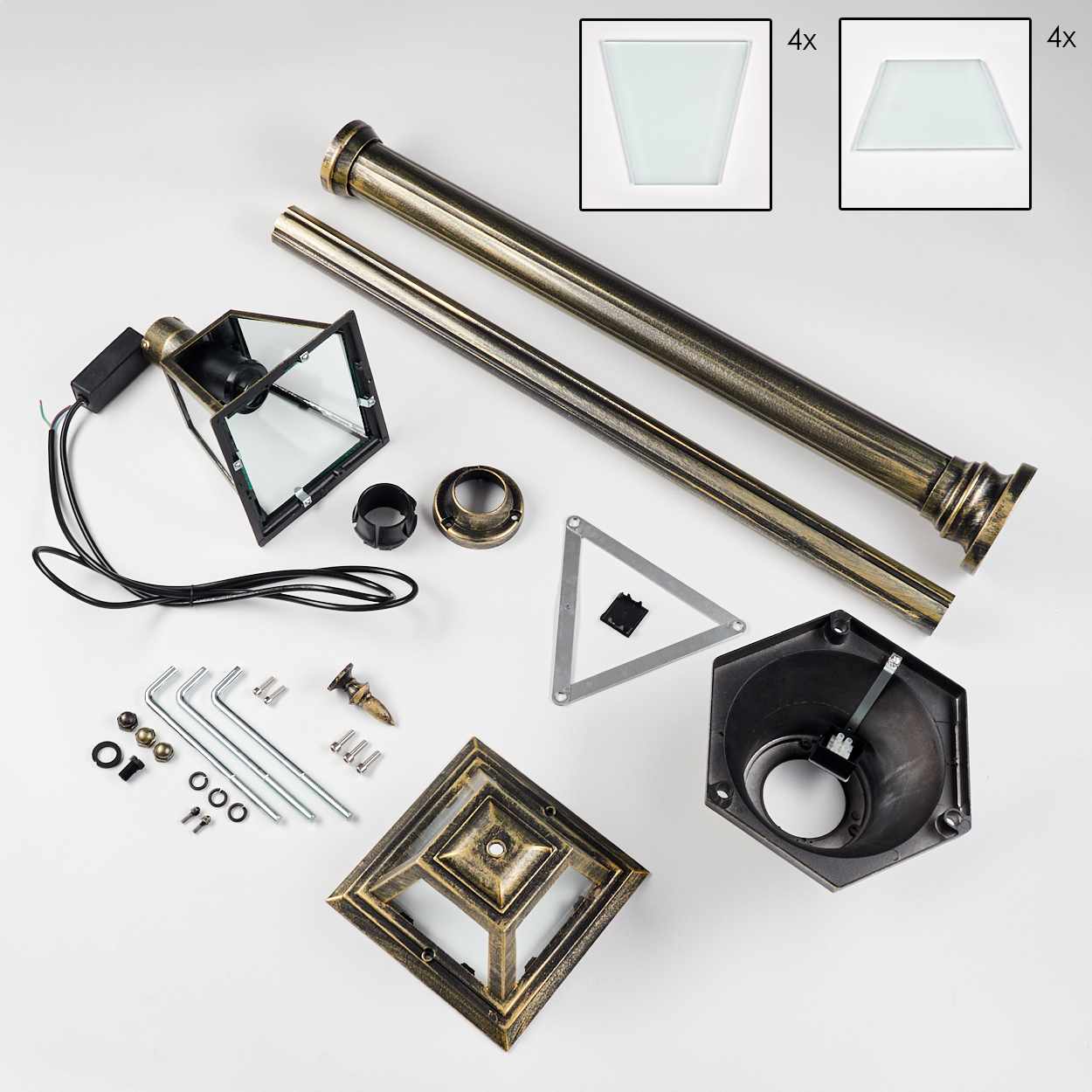 Zerlegte Außenlampe mit mehreren Teilen, darunter Glasscheiben, Metallstangen, Schrauben und eine schwarze elektrische Komponente, auf weißem Hintergrund.