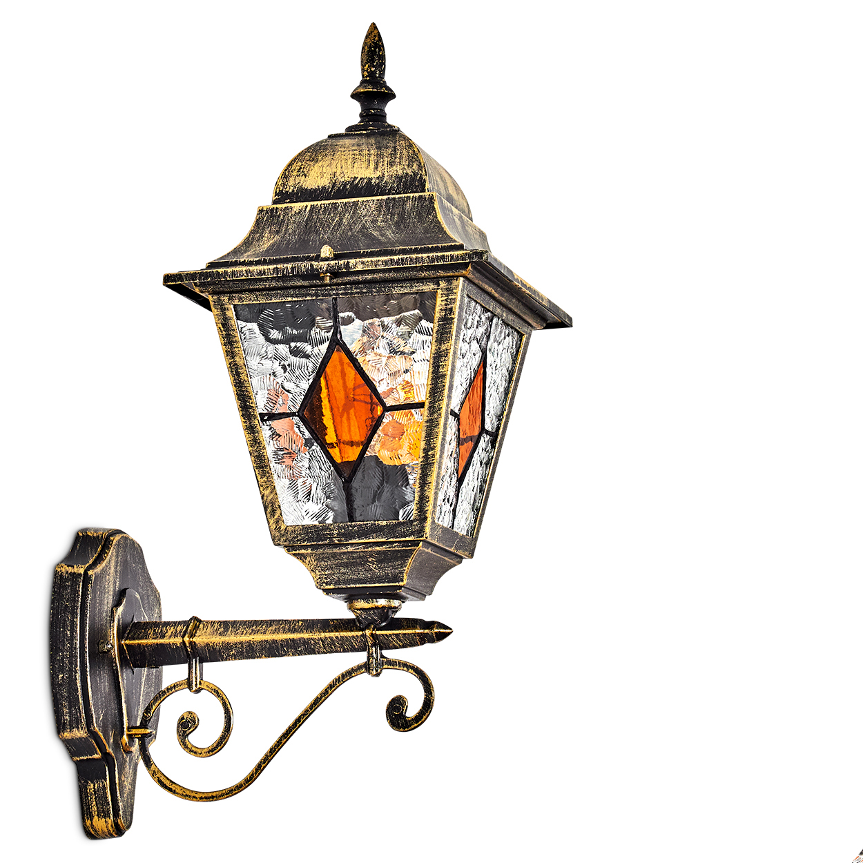 Eine verzierte Außenwandleuchte mit schwarzem und goldenem Finish. Die Lampe hat Buntglasscheiben und ist an einer weißen Wand montiert.