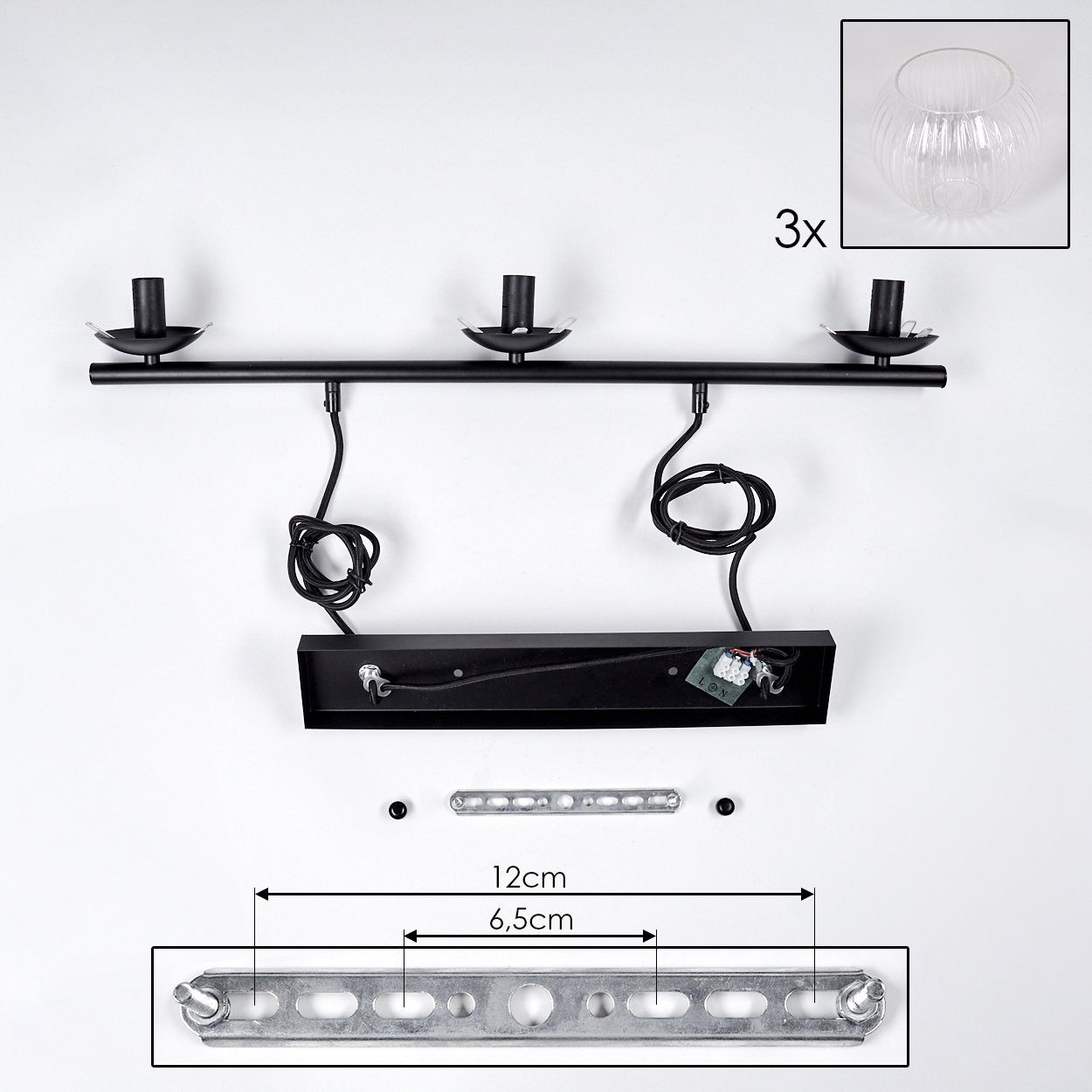 Schwarze Kronleuchterteile auf Weiß. Enthält eine Lampe mit drei Haltern, eine Montageplatte und eine Glasschale. Maße enthalten.