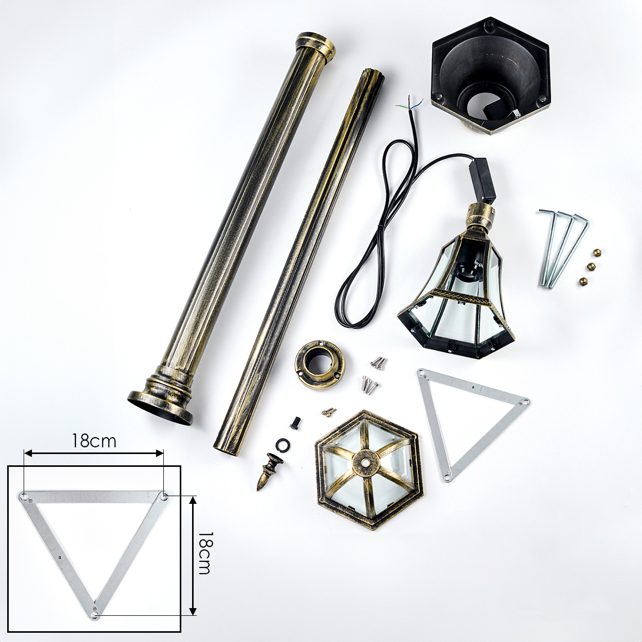 Zerlegte Teile einer Außenlampe: Stangen, Lampenkopf, Sockel, Schrauben und eine dreieckige Halterung auf weißem Untergrund.
