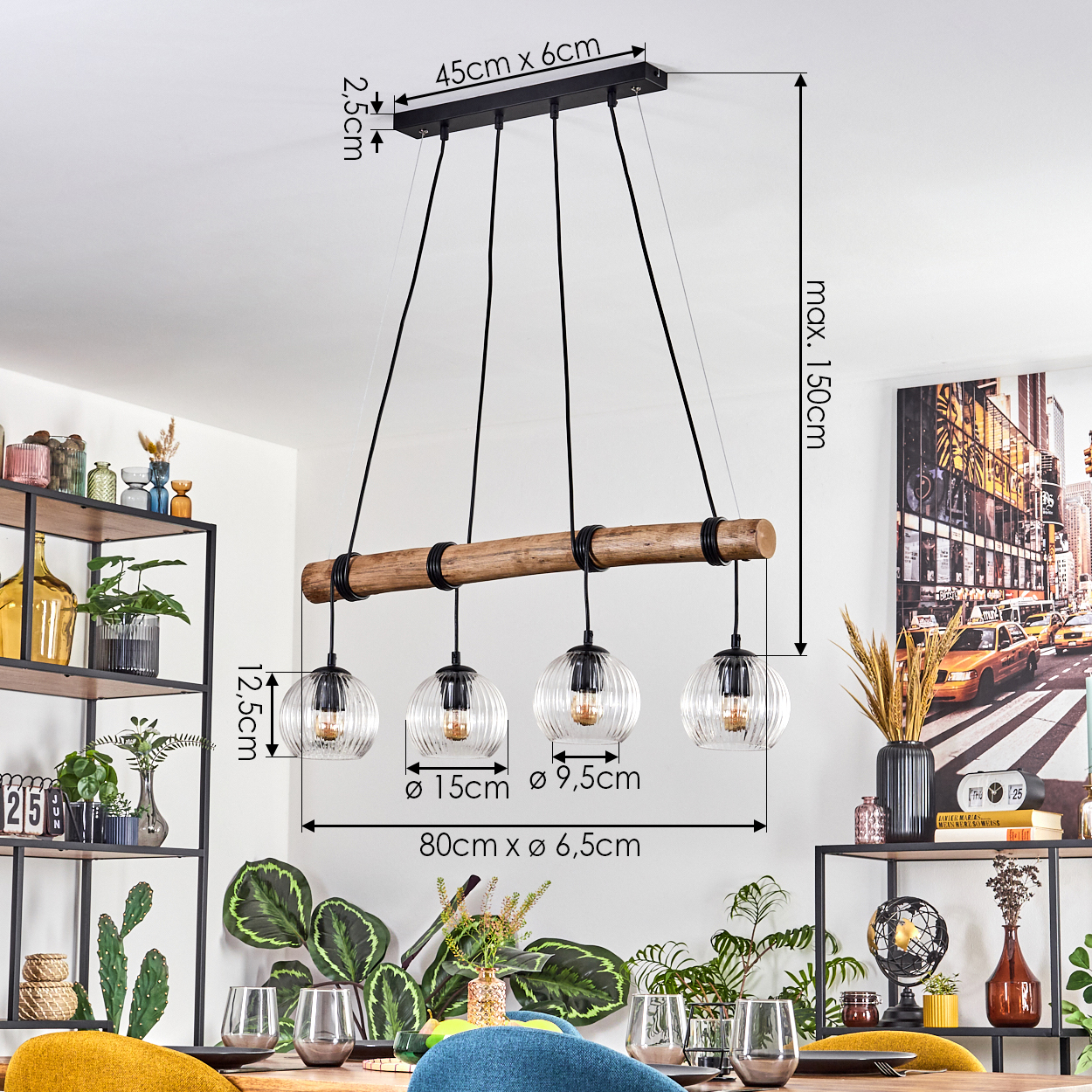 Eine moderne Lampe hängt über einem Esstisch. Die Lampe hat vier Glaskugeln. Verschiedene Objekte sind auf Regalen und dem Tisch angeordnet.