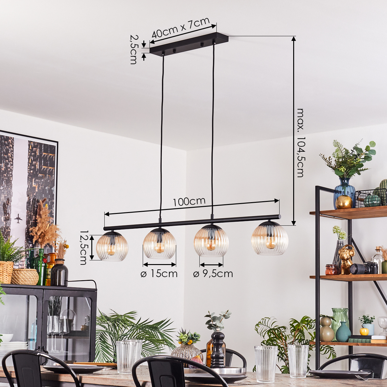 Ein modernes Esszimmer mit einer schwarzen Hängelampe mit vier Glaskugellampen, einem Holztisch und dekorativen Gegenständen.