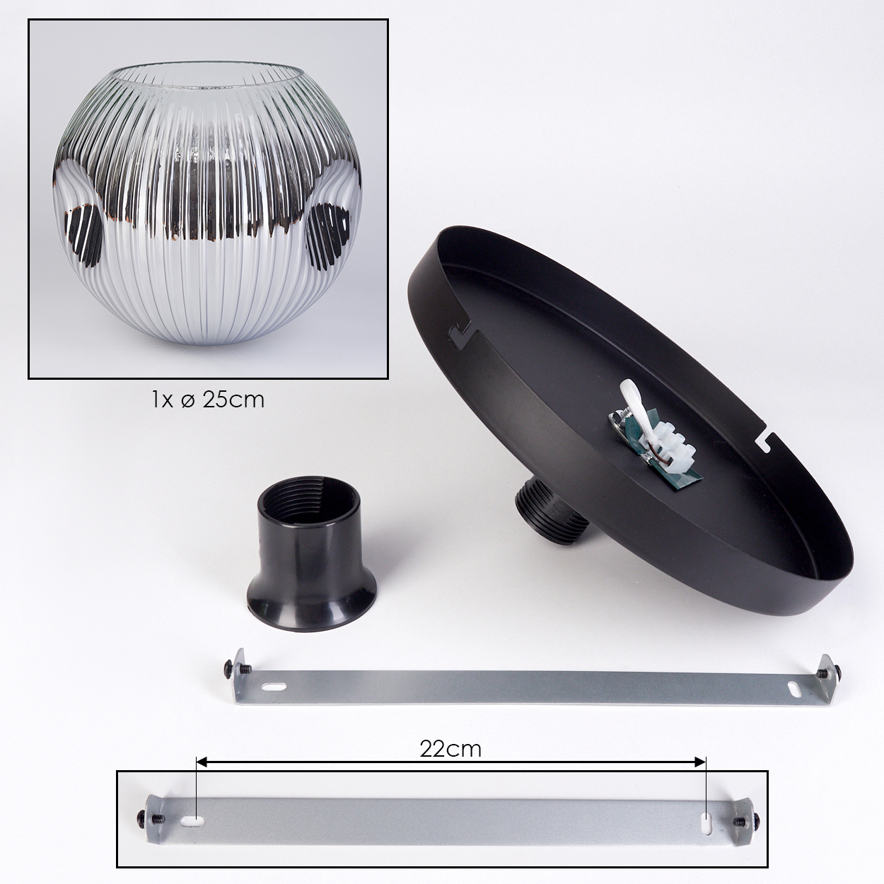 Eine zerlegte Lampe mit einem verchromten Glasschirm, schwarzem Sockel, schwarzer Fassung und einer silbernen Metallhalterung auf weißem Grund.