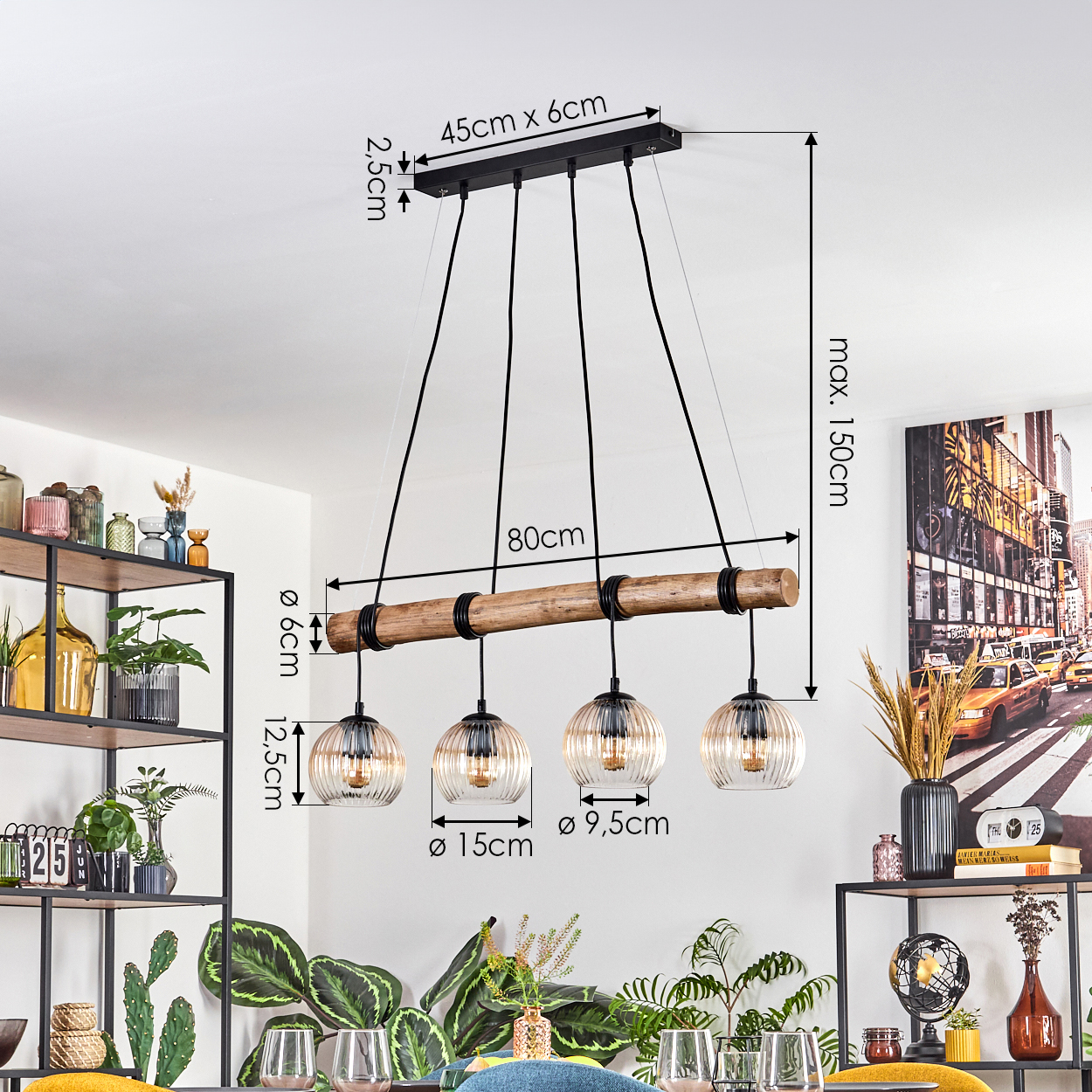 Eine moderne Hängeleuchte mit vier Glaskugellampen, die über einem Esstisch hängt. Der Raum hat ein modernes Design und Dekor.