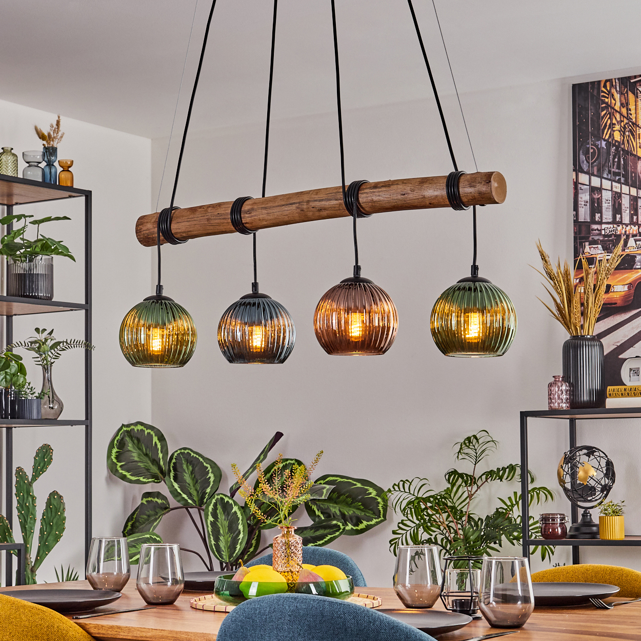 Esszimmer mit Holztisch, Hängelampen, Pflanzen und einem Stadtbildgemälde. Gläser und Geschirr für das Essen.