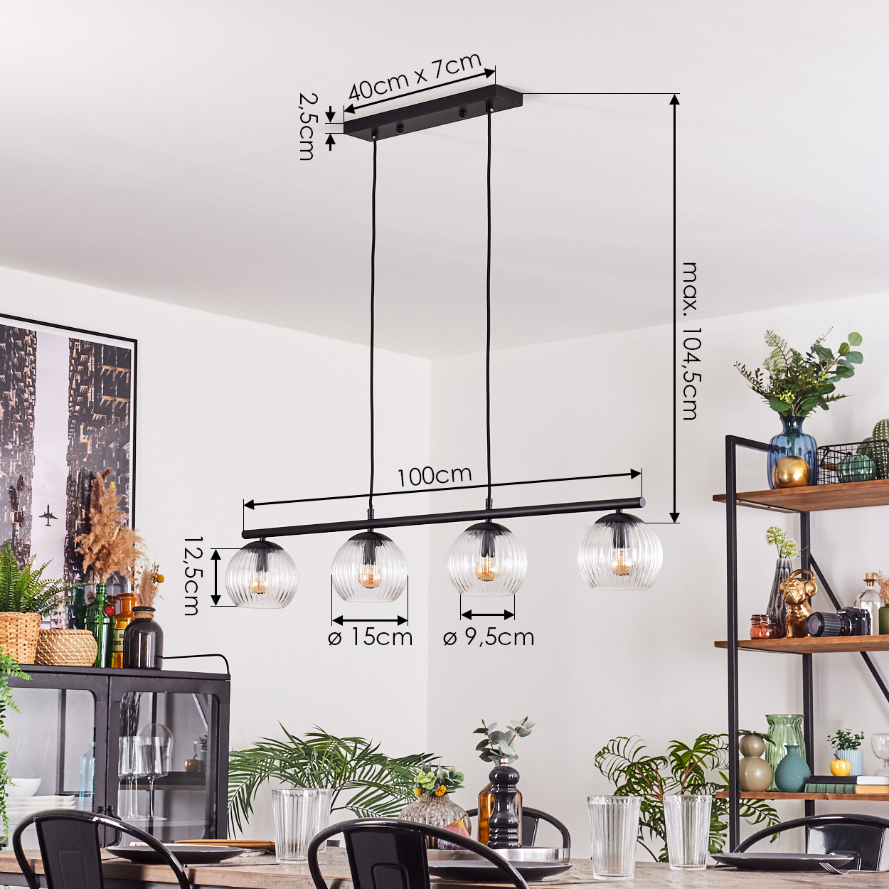 Ein modernes Esszimmer mit einem schwarzen Kronleuchter mit Glaskugeln. Maße sind mit schwarzen Linien angegeben. Pflanzen und Esstisch sind sichtbar.