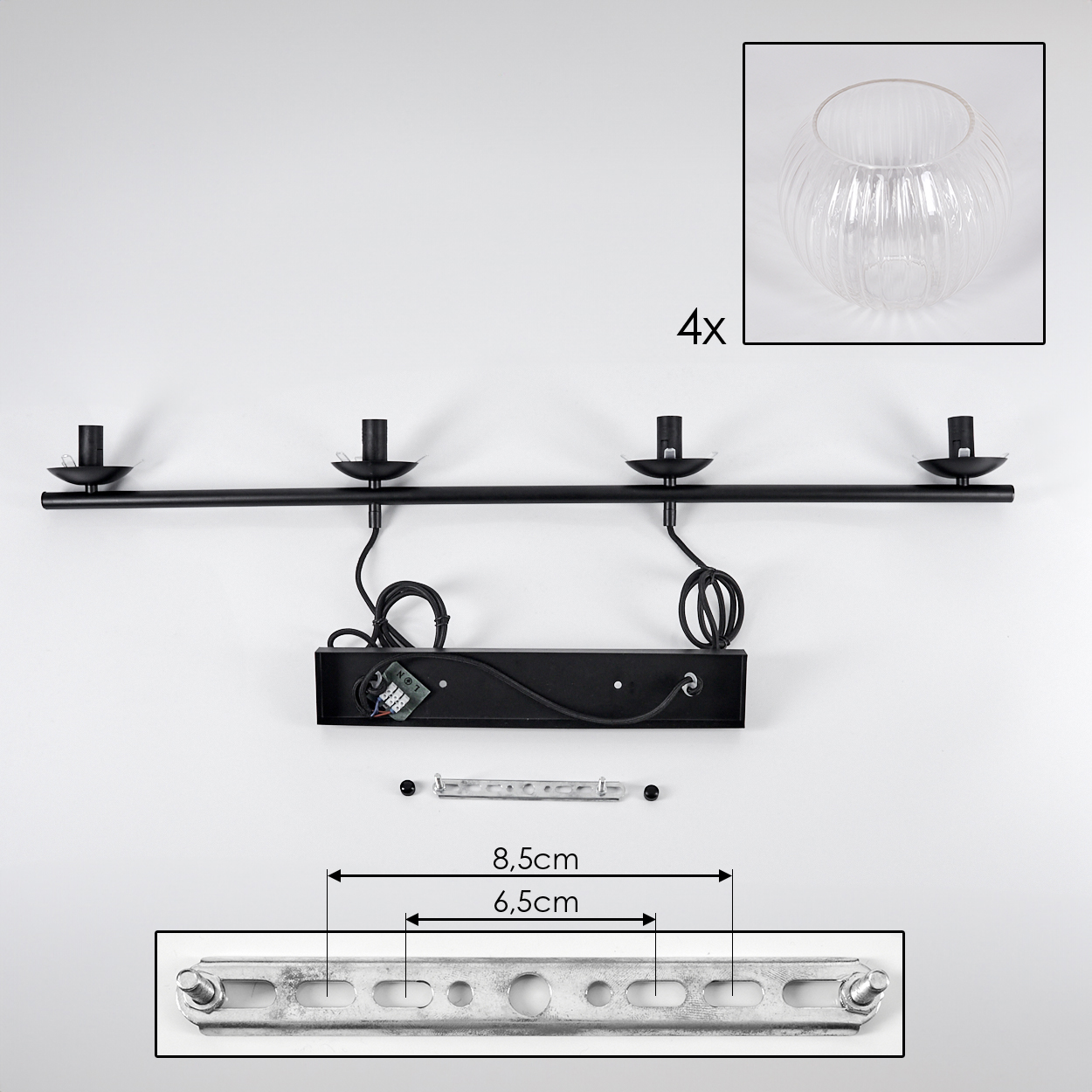 Eine zerlegte schwarze Pendelleuchte mit Glasschirmen. Zu den Teilen gehören eine Stange mit vier Kerzenhaltern, Kabel und Befestigungsmaterial.