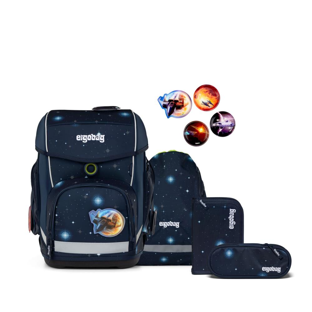 Ein dunkelblaues Ergobag-Schulrucksack-Set mit Weltraum-Motiv, bestehend aus Rucksack, Federmäppchen und Aufklebern.
