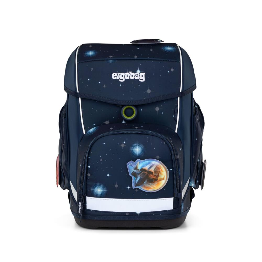 Ein marineblauer ergobag-Schulrucksack mit Weltraum-Motiv. Er hat weiße Streifen, den Markennamen und einen Raumschiff-Aufnäher.