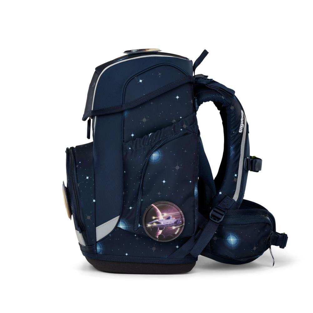 Dunkelblauer Rucksack mit Weltraum-Motiv. Mit Raumschiff, Sternen und Planeten. Enthält Riemen, Taschen und reflektierende Details.