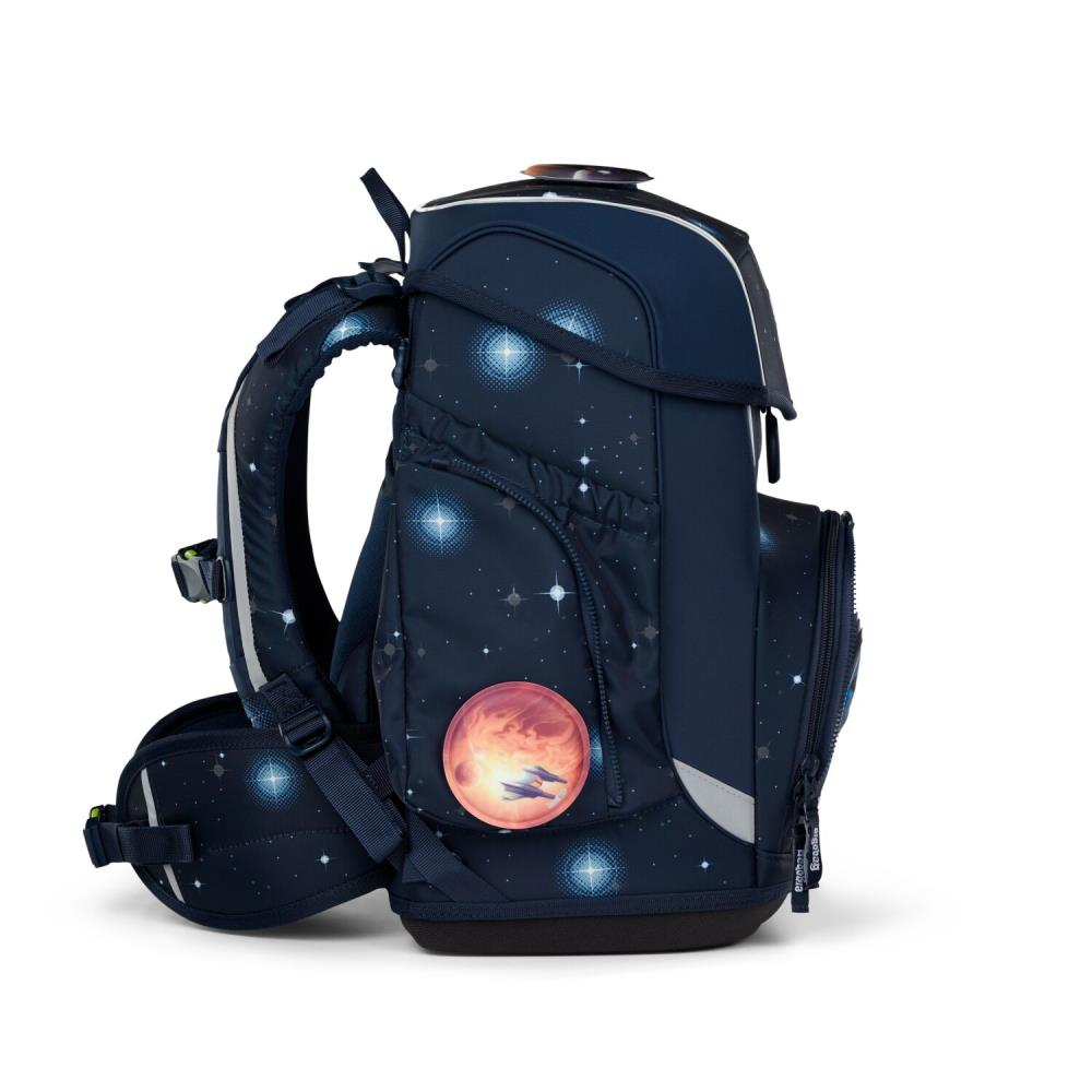 Ein marineblauer Schulrucksack mit Weltraum-Motiv. Er hat einen Planetenaufnäher und Sternenmuster. Das Design umfasst verstellbare Träger.