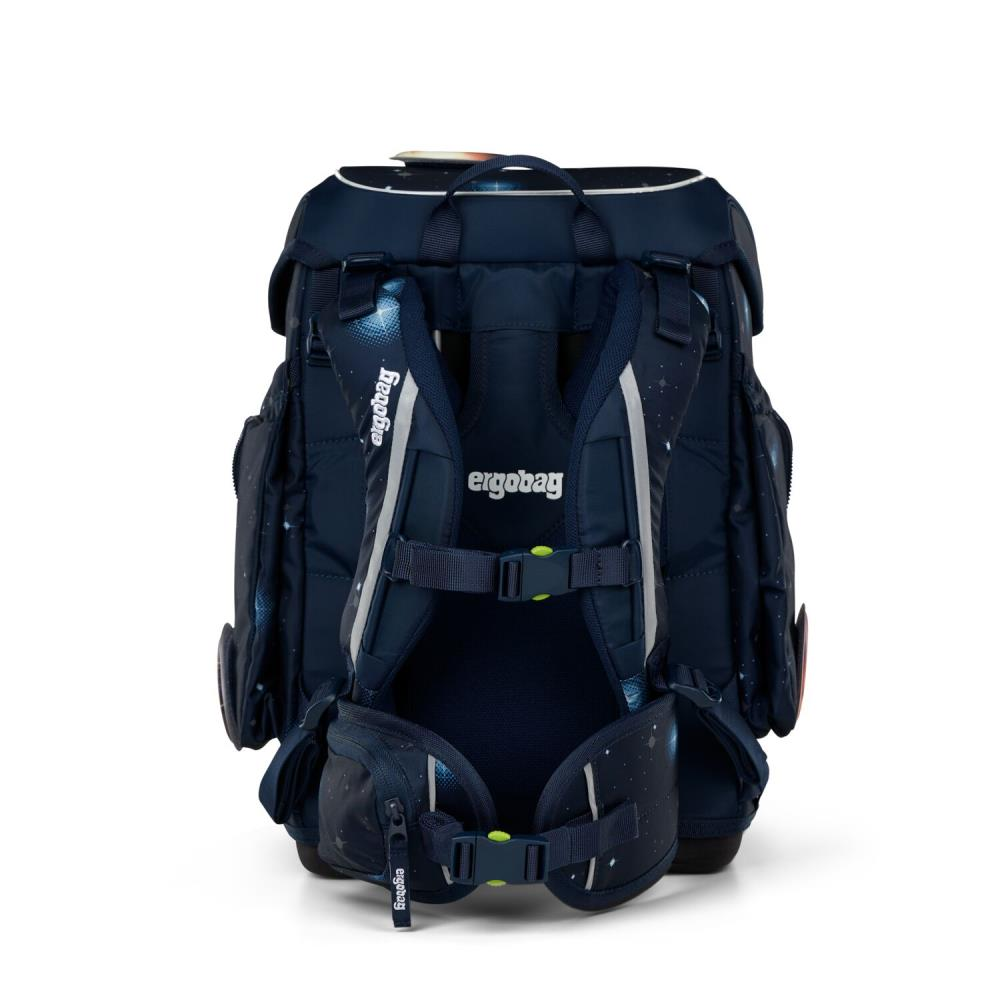 Ein marineblauer Schulrucksack mit Weltraumdesign. Er hat das Logo 'ergobag' und mehrere Fächer.