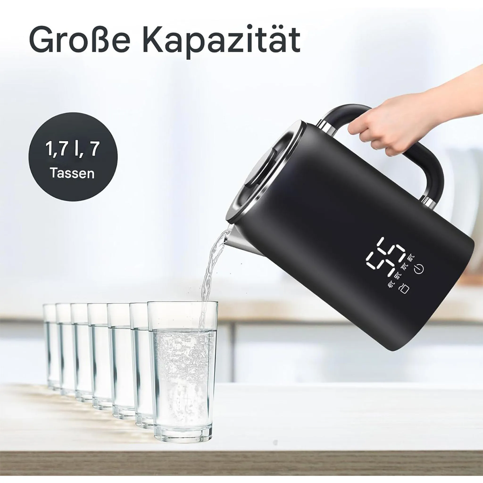 Ein schwarzer Wasserkocher gießt Wasser in Gläser. Der Wasserkocher hat ein digitales Display. Text: Große Kapazität.