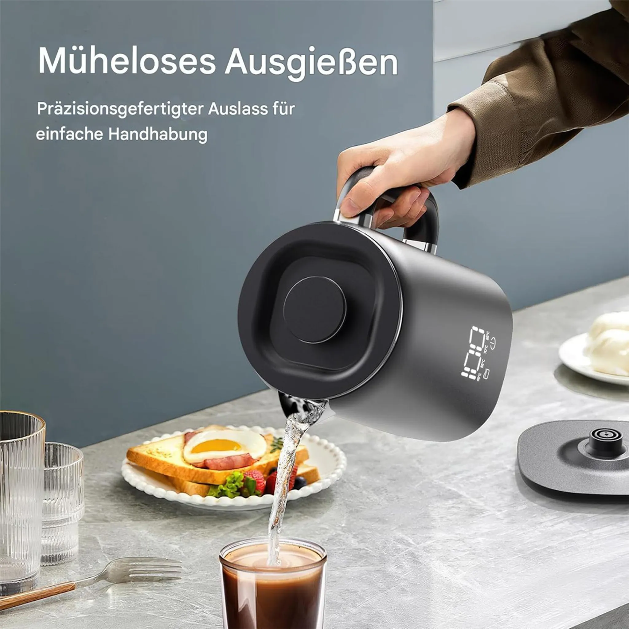 Ein schwarzer Wasserkocher gießt Wasser in ein Kaffeeglas. Toast mit Ei liegt auf einem Teller.