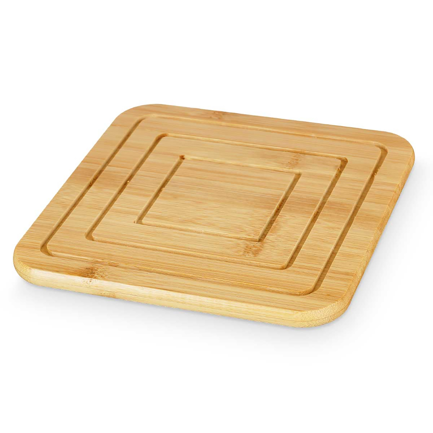Un tagliere quadrato in legno con scanalature quadrate concentriche. Il tagliere è marrone chiaro e poggia su una superficie bianca.