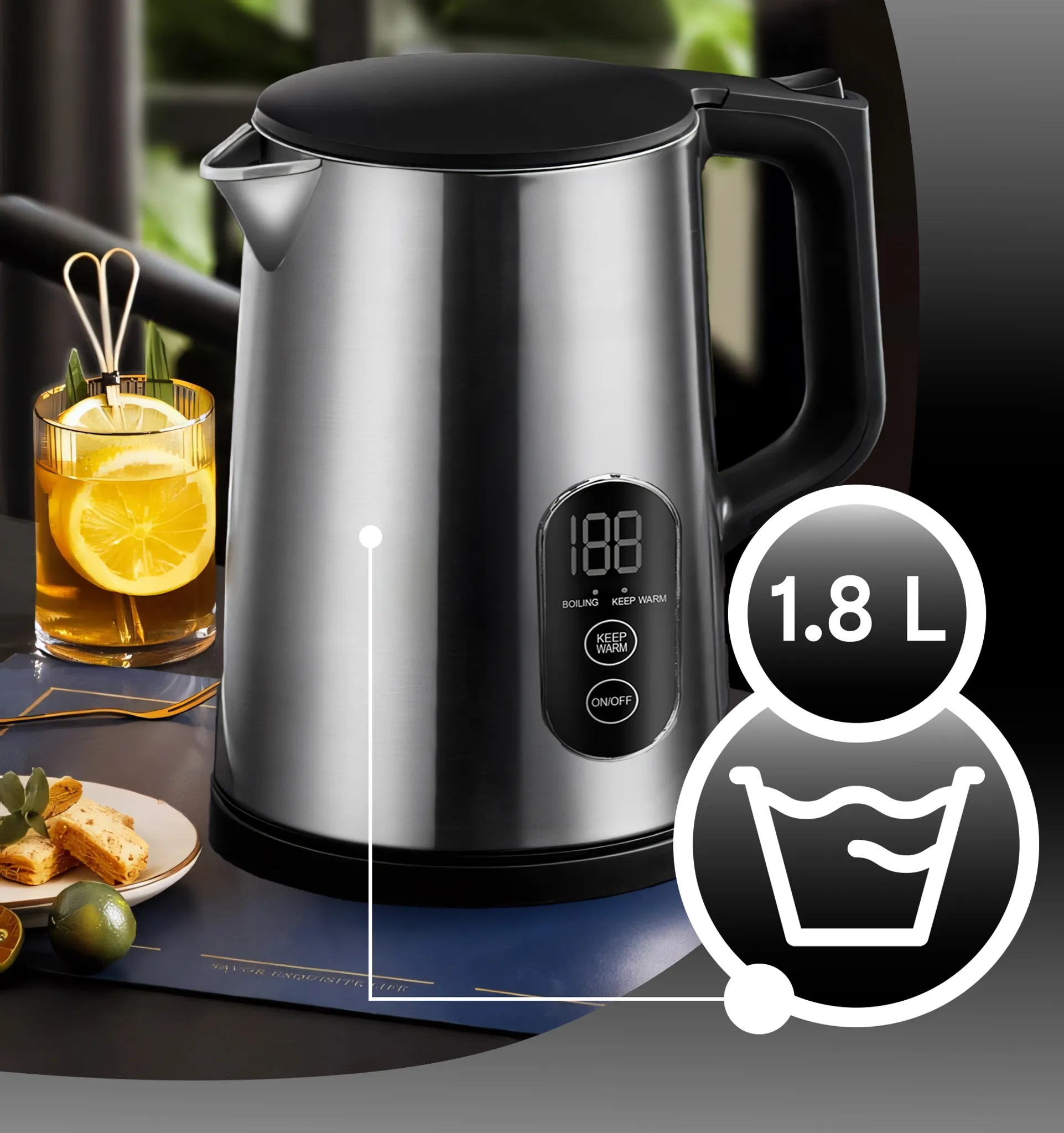 Ein Edelstahl-Wasserkocher mit Digitalanzeige, ein Glas Tee mit Zitrone und ein Teller mit Essen.
