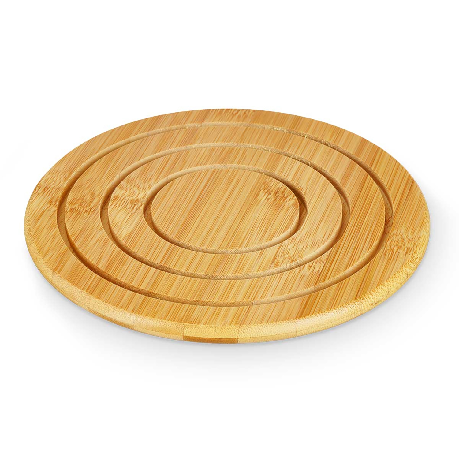 Un sottopentola rotondo in bambù con tre scanalature circolari concentriche è centrato su uno sfondo bianco. Il sottopentola è marrone chiaro.