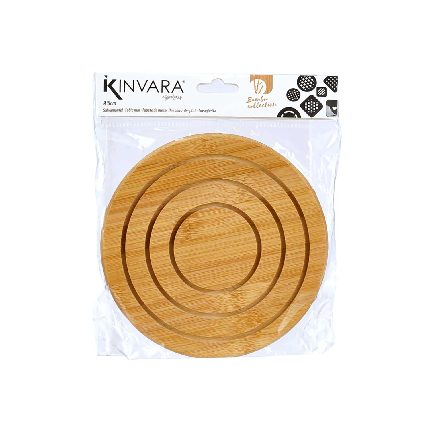 Un sottopentola rotondo in bambù con cerchi concentrici è confezionato in plastica trasparente. Il marchio include il nome Kinvara e la collezione Bamboo.