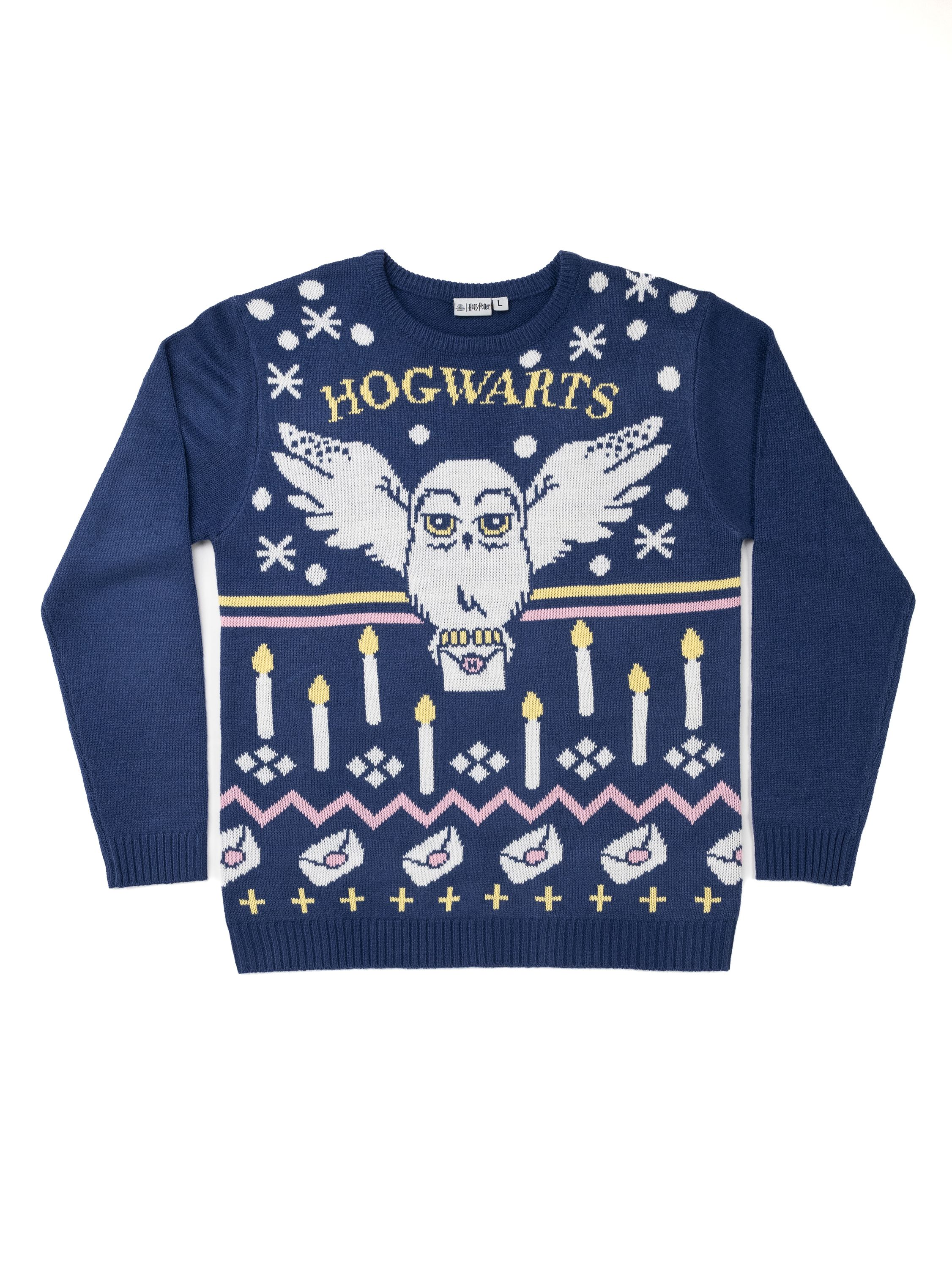 Blauer Strickpullover mit weißer Eule, Hogwarts-Schriftzug, Schneeflocken, Kerzen und Umschlägen.
