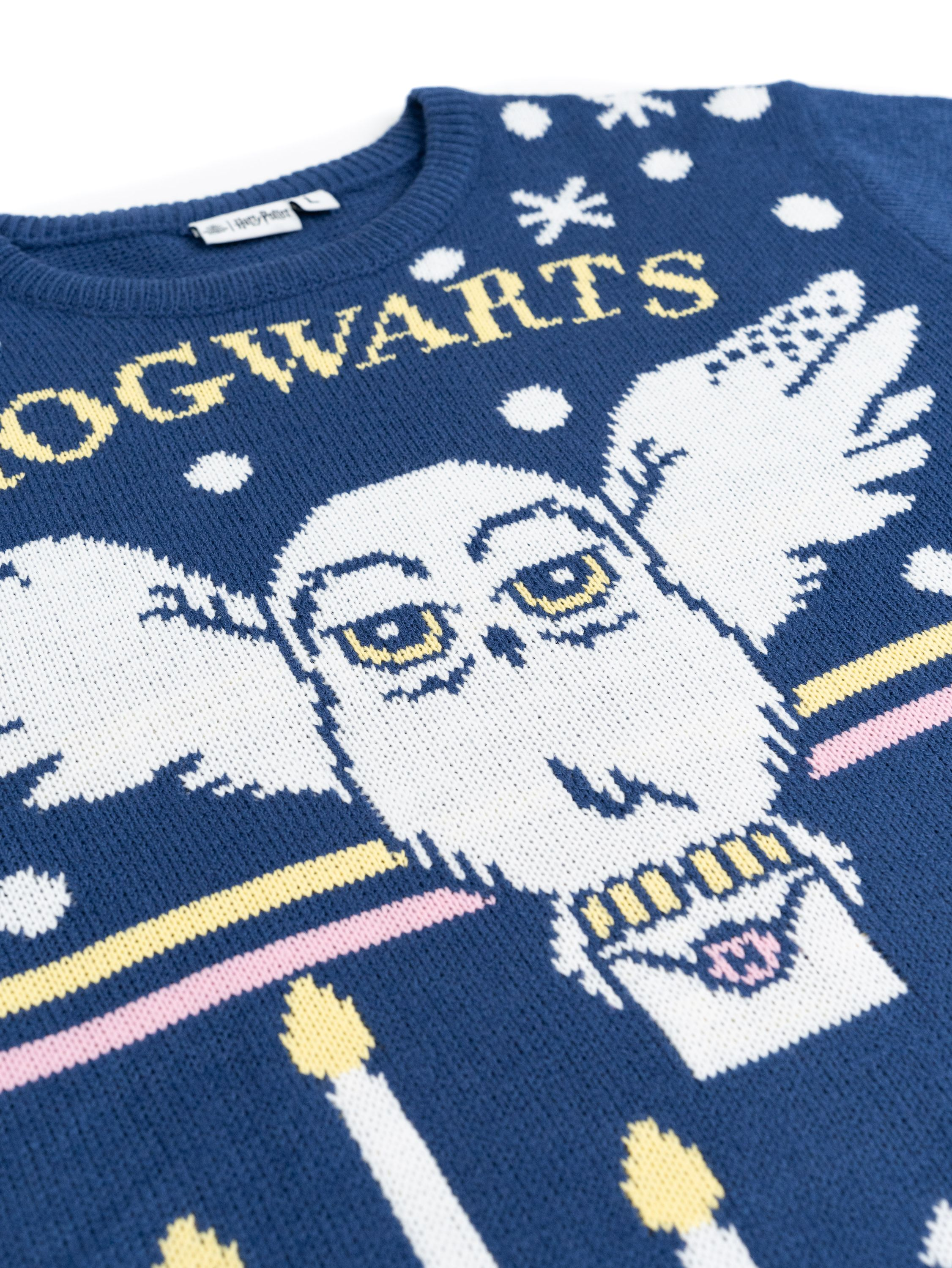 Blau gestrickter Pullover mit weißer Eule, 'Hogwarts'-Text, Schneeflocken und Kerzen.
