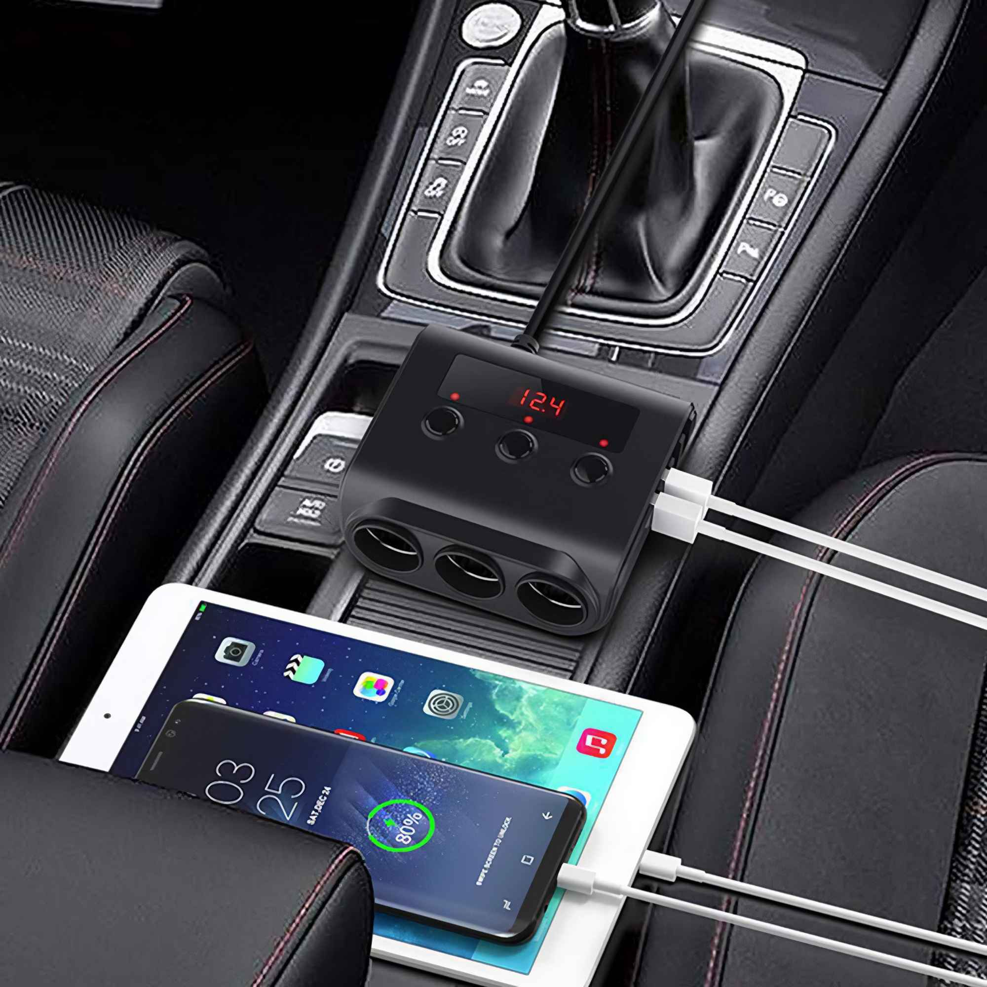 Autointerieur mit schwarzem Ladegerät, Tablet und Handy. Das Ladegerät zeigt 12.4 an. Ein Telefon zeigt 80% Akku.