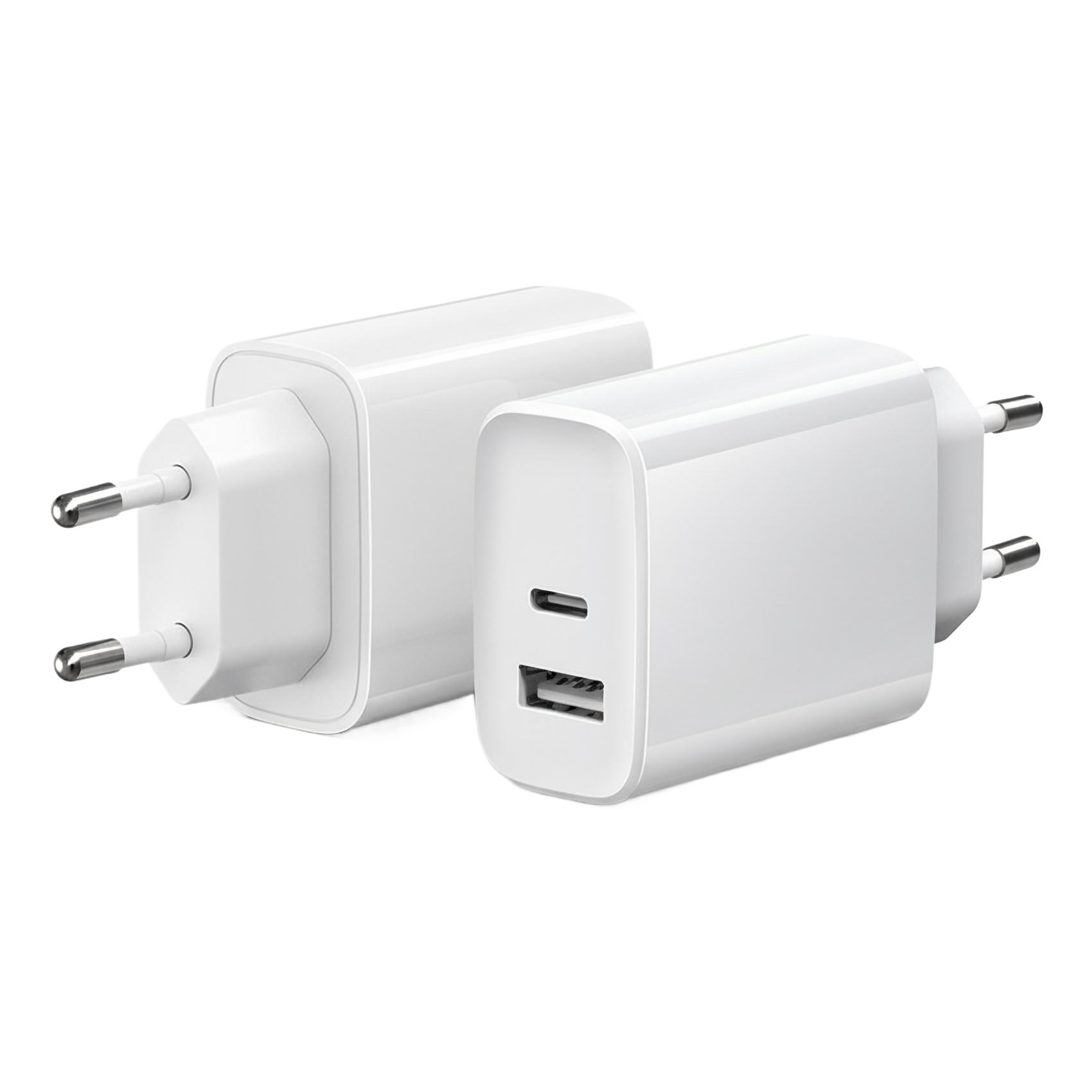 Zwei weiße Netzadapter. Einer hat Stifte, der andere USB-Anschlüsse. Beide liegen nebeneinander auf weißem Hintergrund.