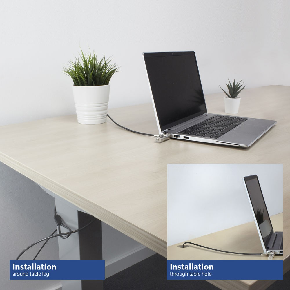 Laptop beveiligd met een kabelslot op een licht houten bureau. Planten in witte potten staan op het bureau. De kabel zit rond de tafelpoten.