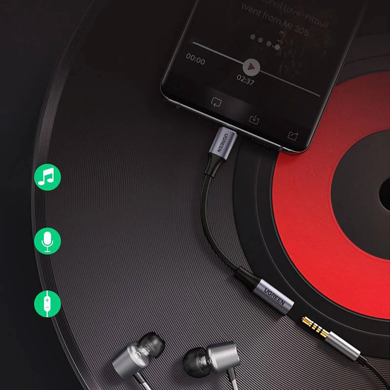 Srebrne słuchawki z kablem podłączone do telefonu. Telefon wyświetla interfejs muzyczny. W tle płyta winylowa.