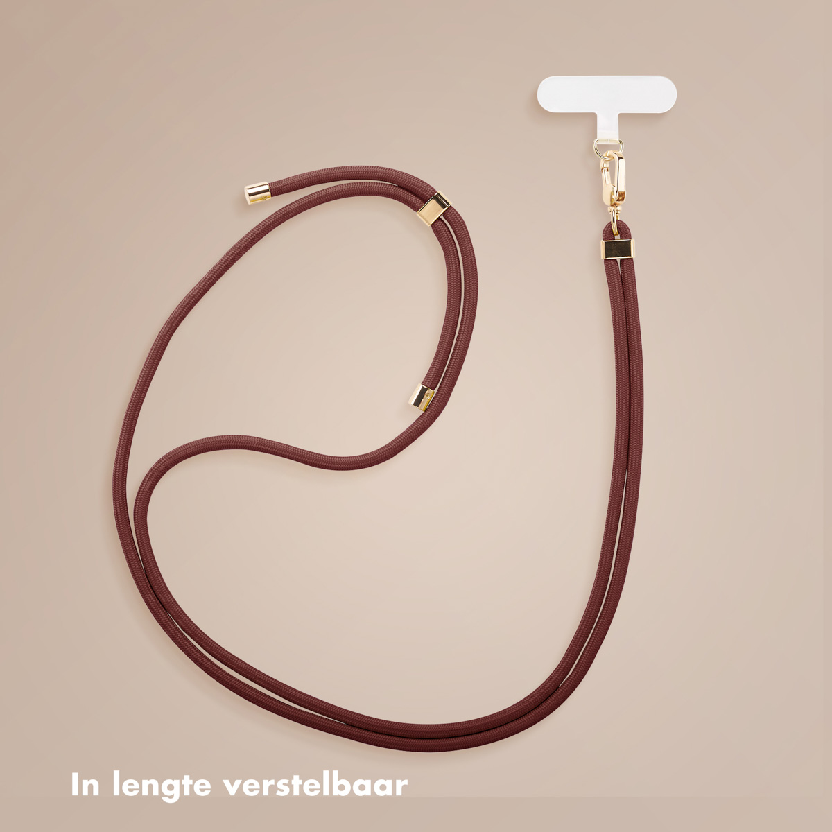 Een bordeauxrode telefoonlanyard met gouden accenten. Het heeft een witte telefoonhouder bovenaan en de tekst 'In lengte verstelbaar' onderaan.