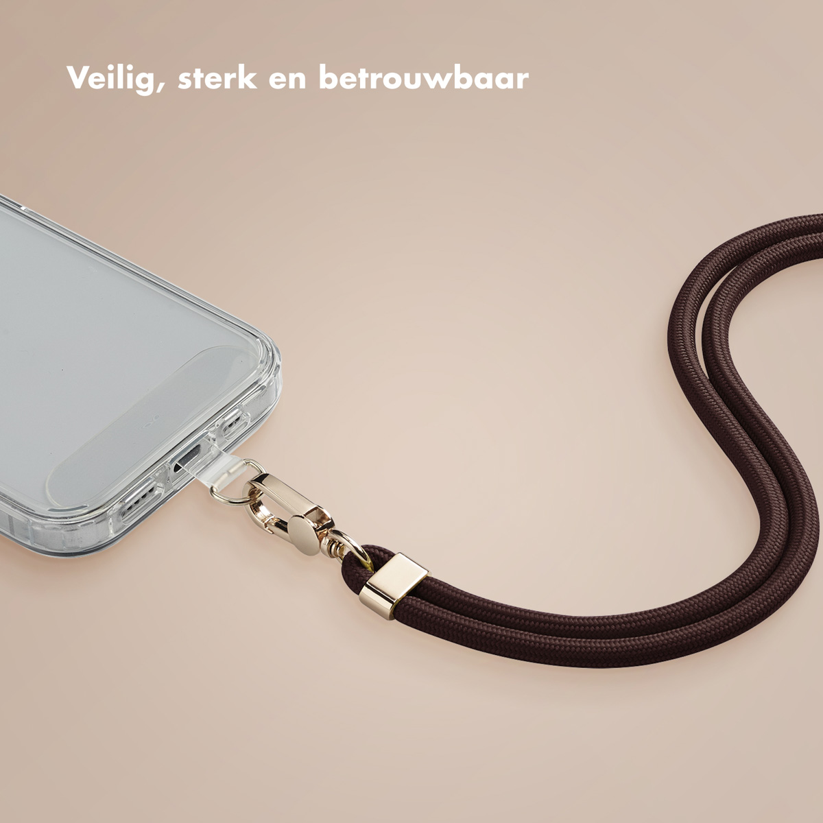 Een telefoon in een doorzichtige hoes met een bruin koord eraan. Het koord heeft goudkleurige metalen sluitingen.
