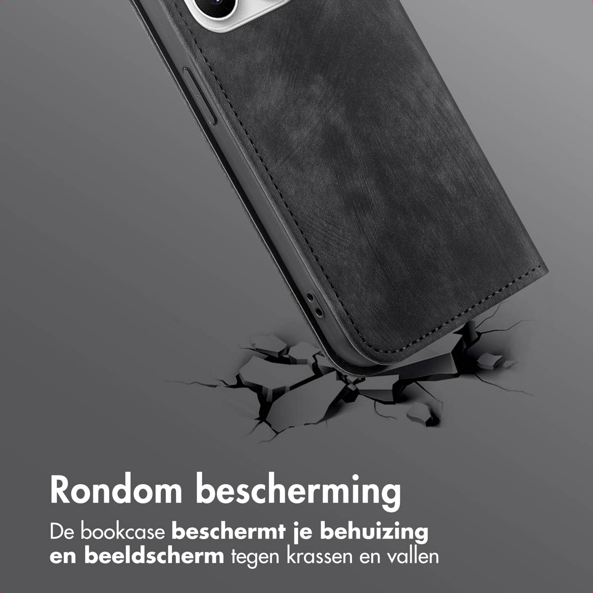 Een zwarte telefoonhoes met een getextureerd oppervlak, schuin, op een grijs oppervlak met scheuren. Tekst onderaan.