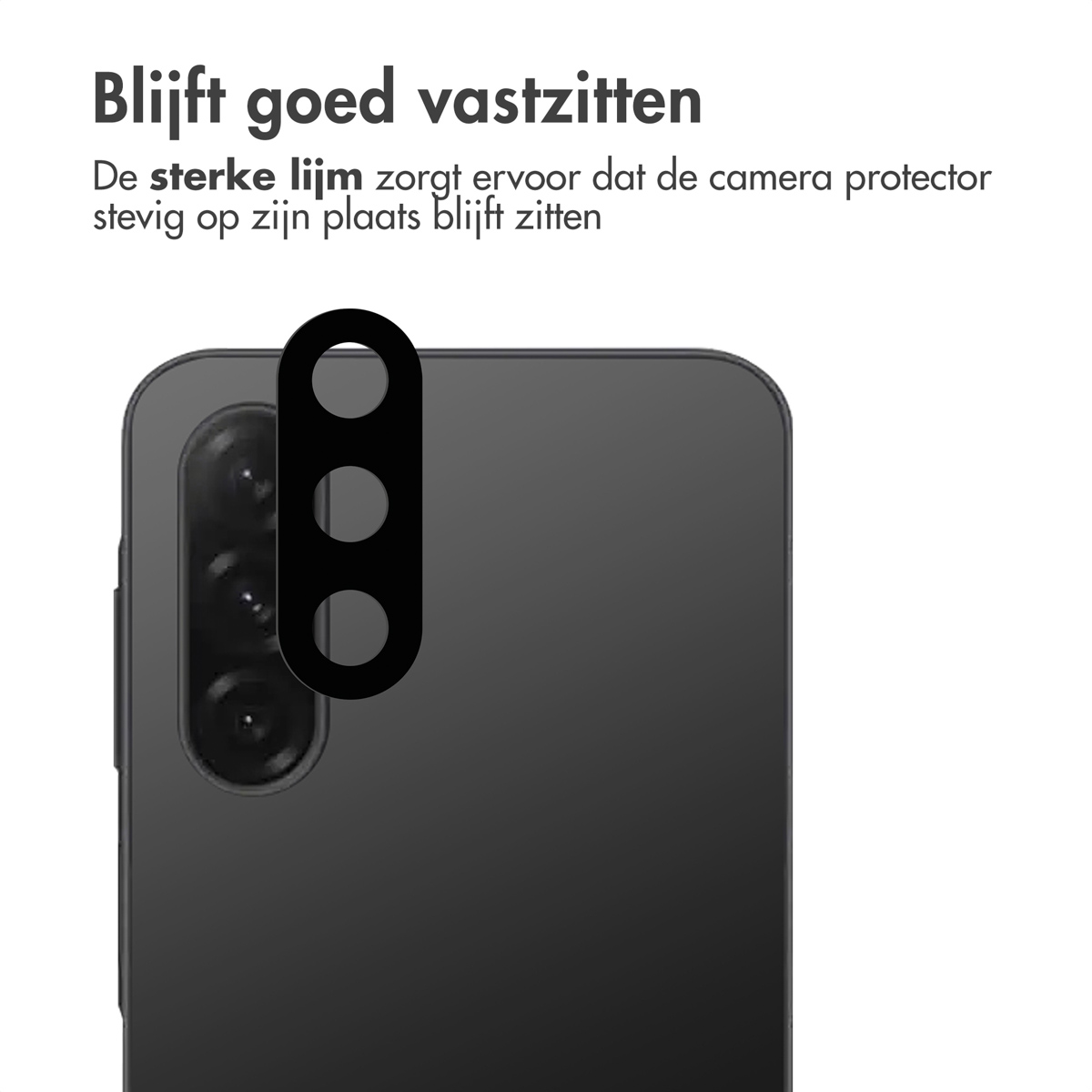 Zwarte telefoon met een cameraprotector overlay. De Nederlandse tekst zegt dat de protector goed plakt.