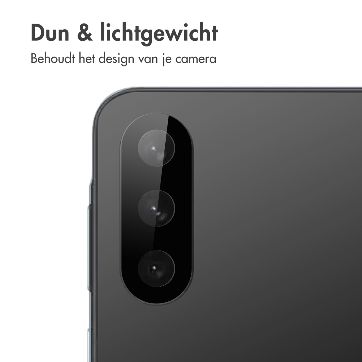 Close-up van een zwarte smartphone-camera-array. Drie lenzen zichtbaar, tekst bovenaan: 'Dun & lichtgewicht'.
