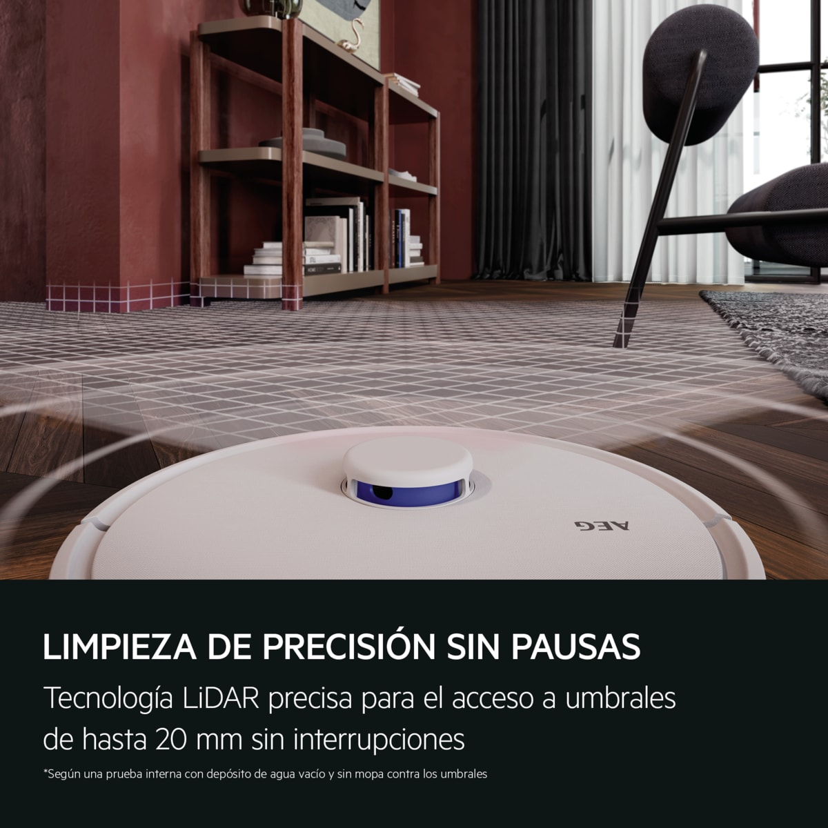 Una aspiradora robótica blanca en un suelo de madera. En el fondo, una estantería, una silla y texto en español.