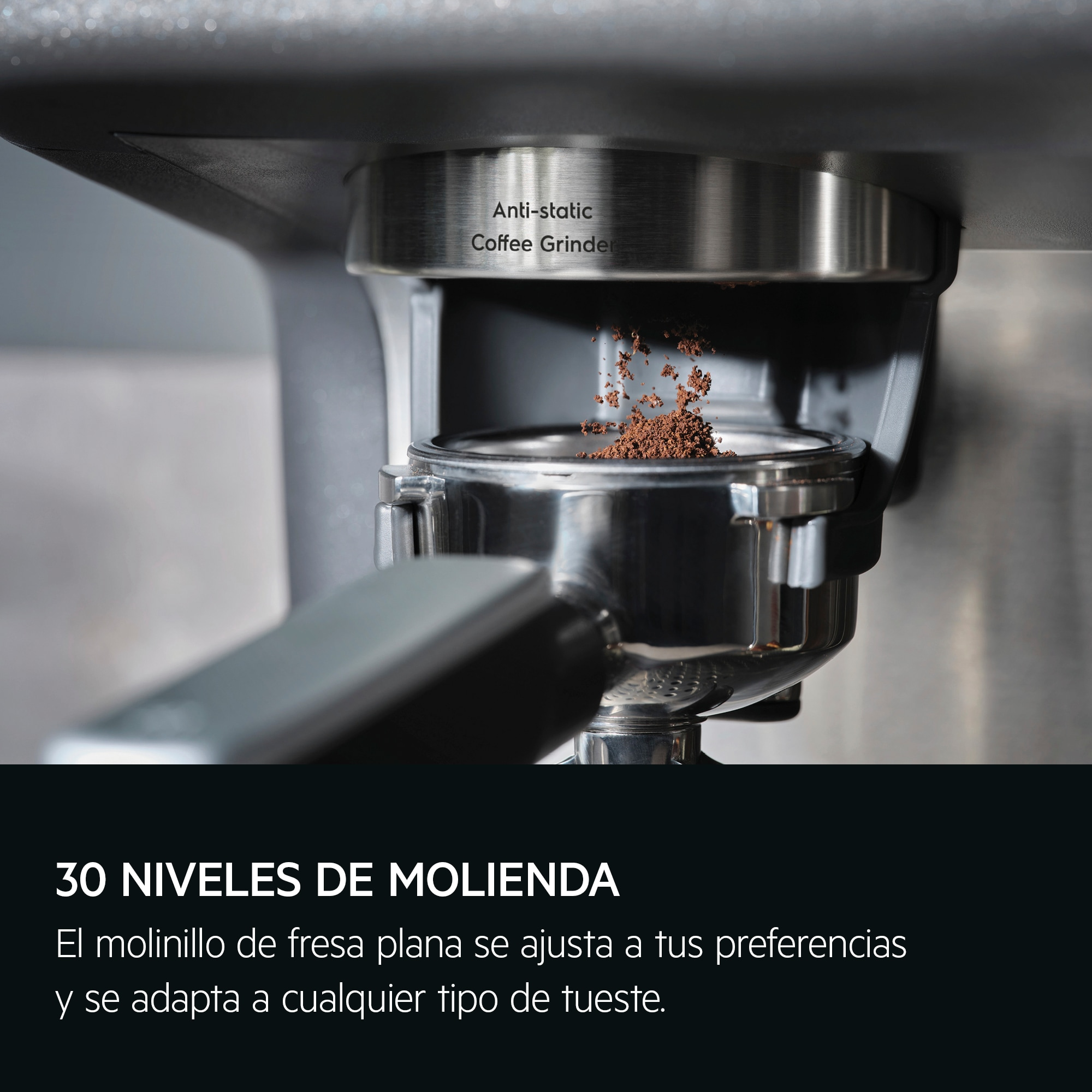 Kaffeemühle mit gemahlenem Kaffee, der in einen Siebträger fällt. Auf der Mühle steht 'Anti-static Coffee Grinder'.
