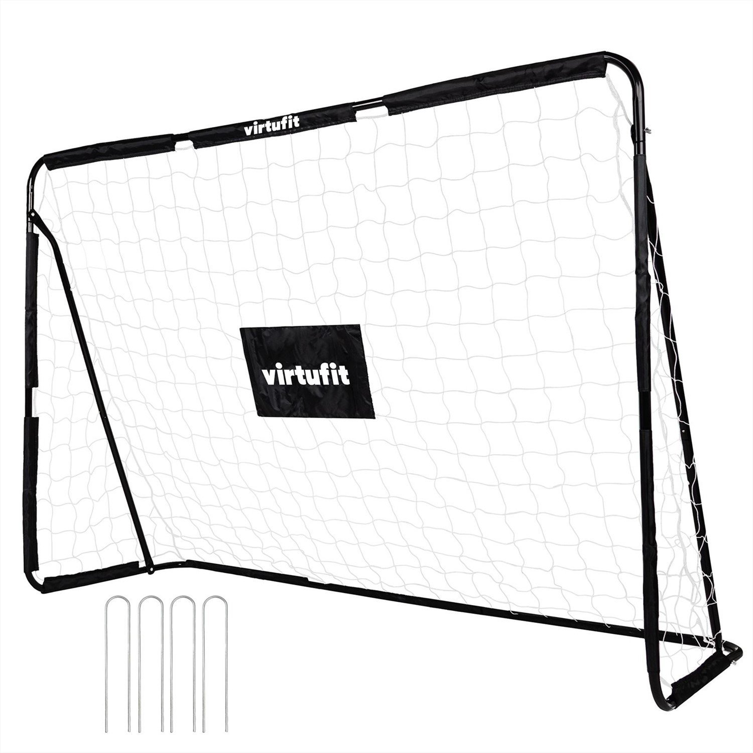 Porta da calcio con rete bianca e telaio nero. Il marchio "virtufit" è visibile. Picchetti in primo piano.