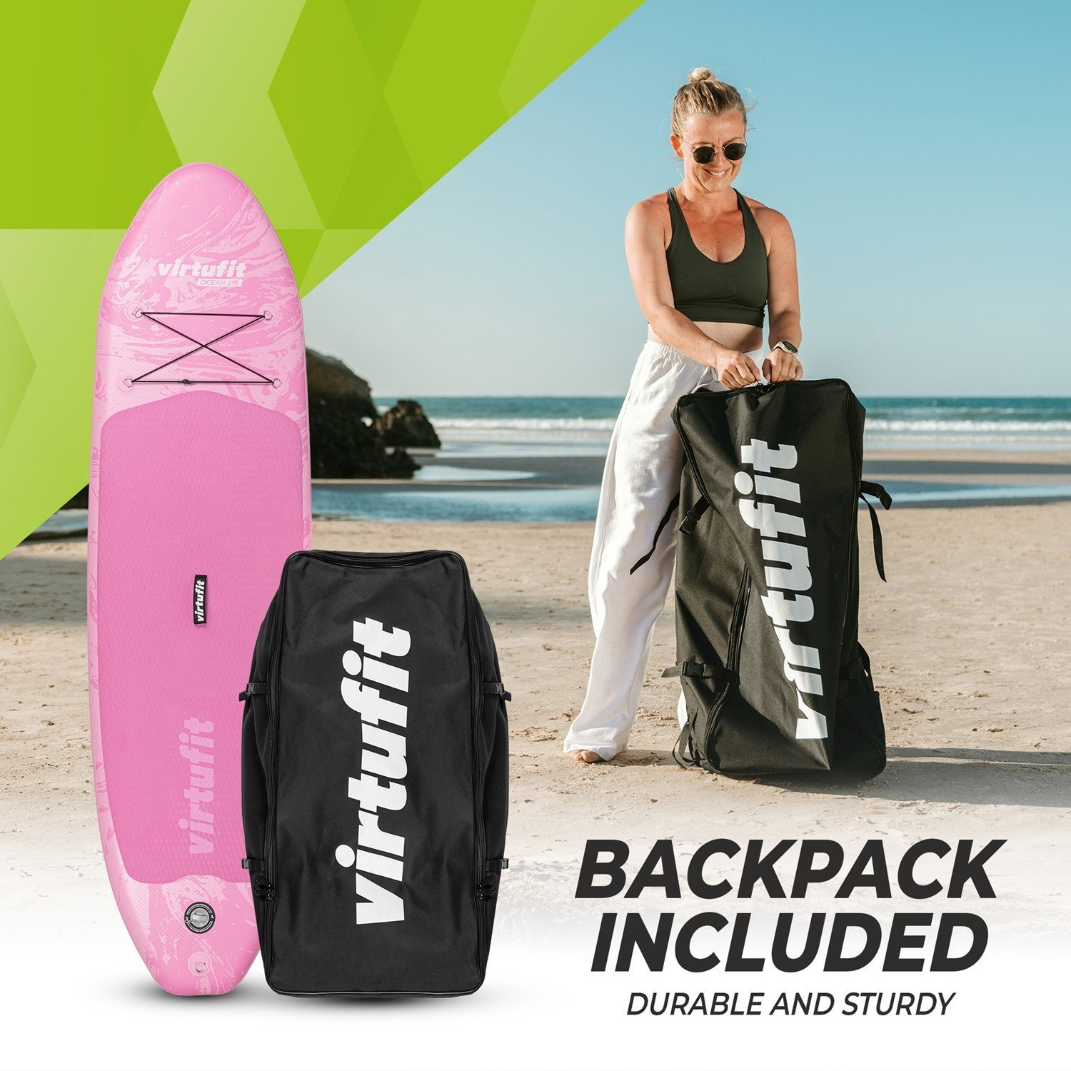 Frau mit Paddleboard und Taschen am Strand. Rosa Paddleboard. Schwarzer Rucksack mit weißem Virtufit-Logo. Text "Backpack Included".