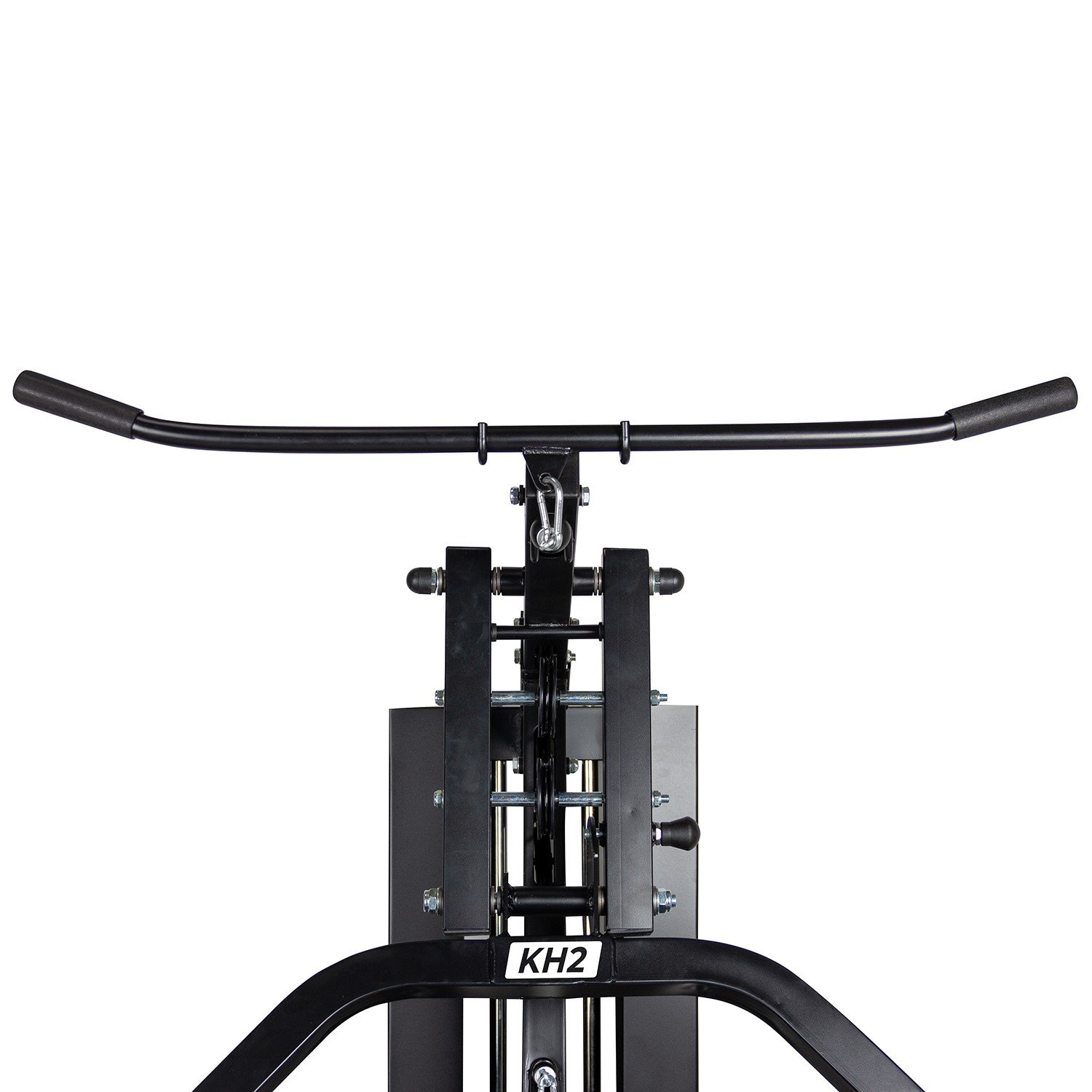 Schwarze Gewichthebermaschine. Gebogene Stange oben mit gepolsterten Griffen, Tragrahmen mit Rollen und Kabeln, und eine Basis mit 'KH2' Logo.