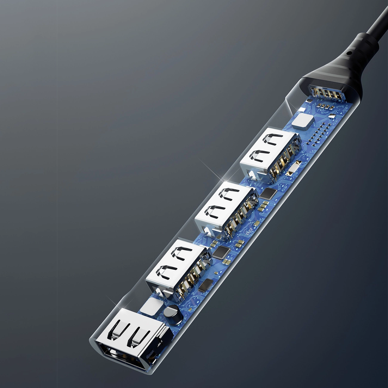 Primo piano di un hub USB. I componenti interni sono visibili. L'hub ha quattro porte USB. Lo sfondo è grigio.