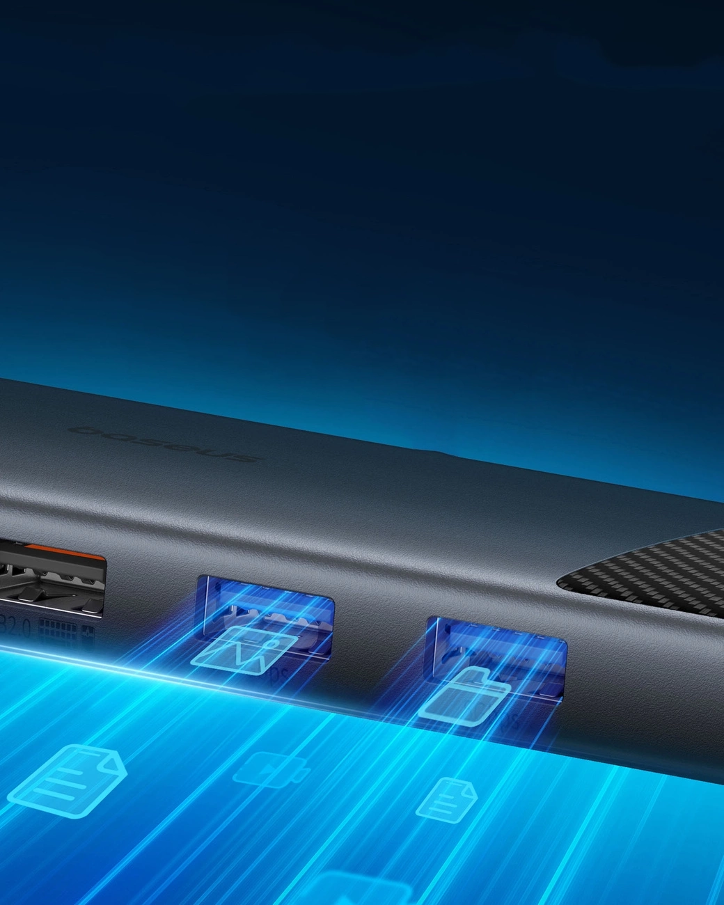 Primo piano di un hub USB grigio scuro con icone blu luminose che rappresentano il trasferimento dati, su sfondo blu scuro.
