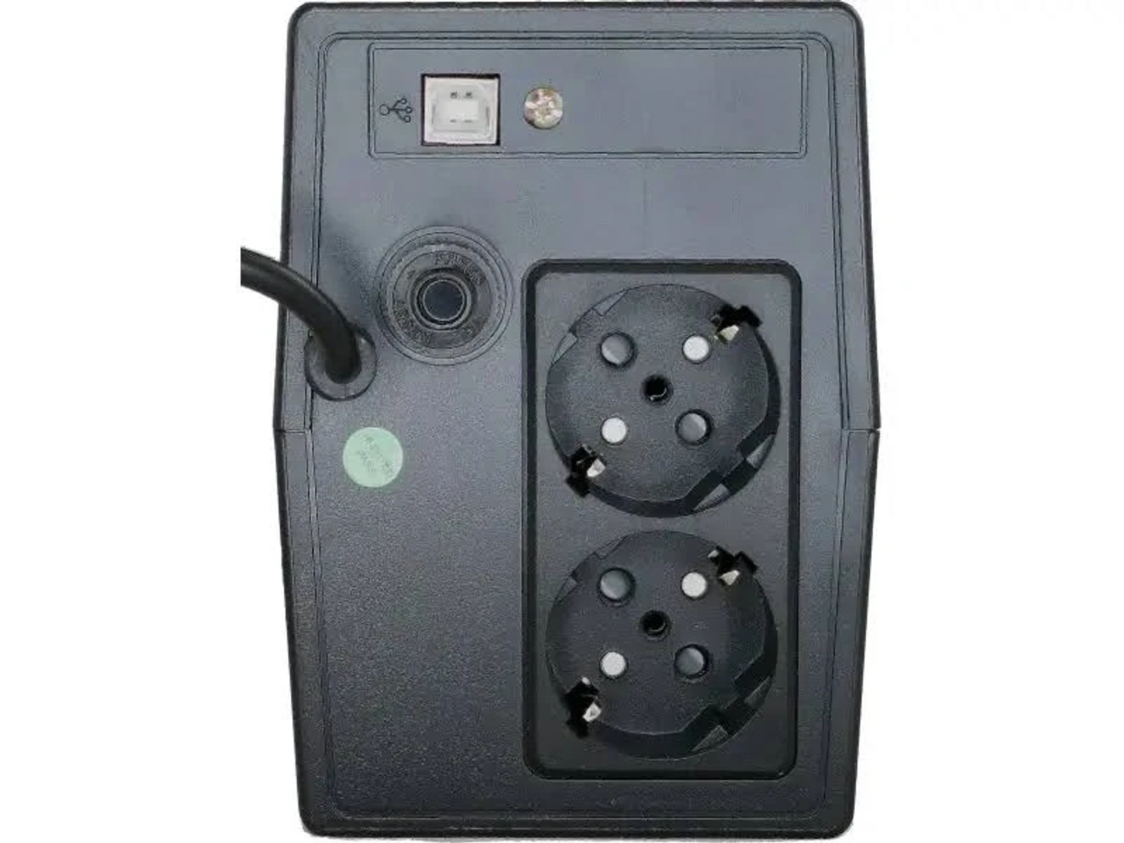 Schwarze Steckdosenleiste mit zwei Steckdosen, einem USB-Anschluss und einem Netzkabel. Auf der linken Seite befindet sich ein grüner Aufkleber.