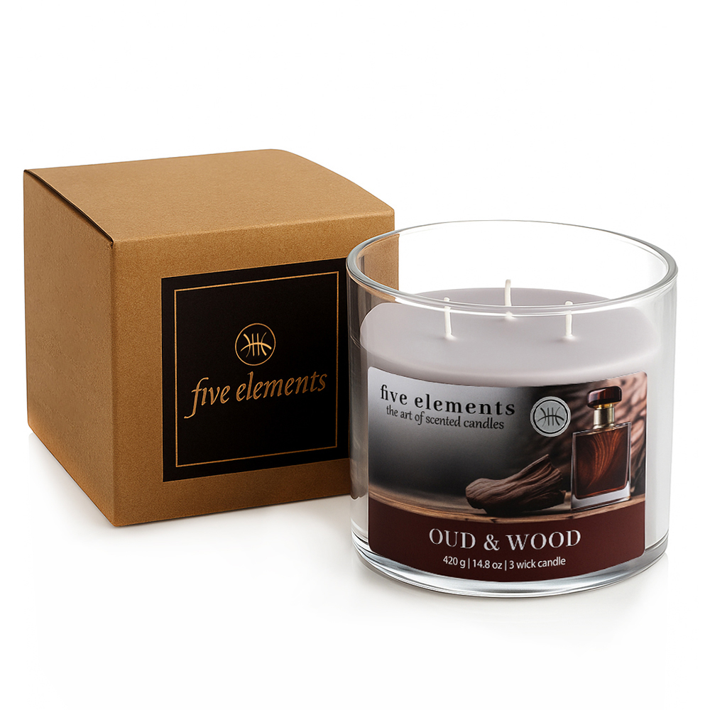 Duftkerze in einem Glas, neben einer braunen Schachtel. Die Kerze ist mit 'OUD & WOOD' beschriftet. Auf der Schachtel steht 'five elements'.