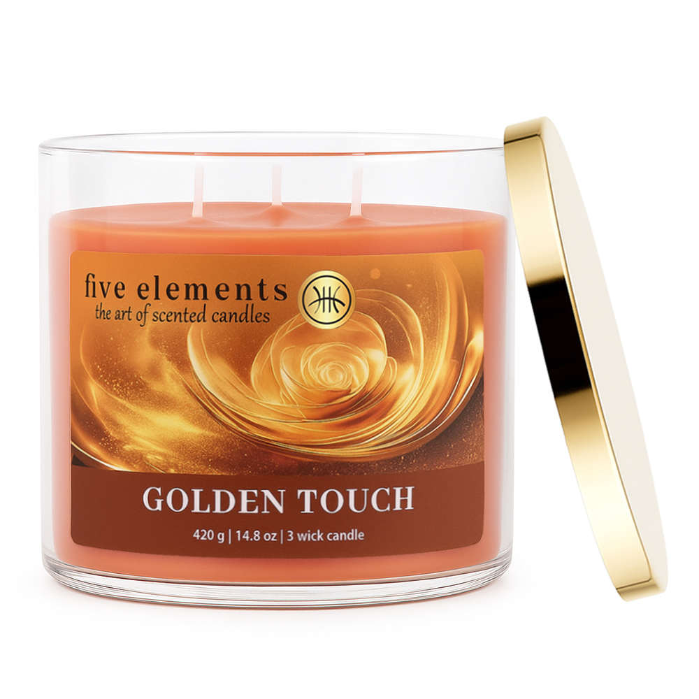 Eine goldfarbene Kerze in einem Glas mit Deckel. Sie hat drei Dochte und den Text 'Golden Touch' und 'Five Elements'.