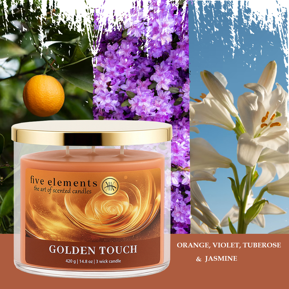 Eine Kerze mit dem Etikett 'Golden Touch' und floralen Elementen wie Orange, Veilchen, Tuberose und Jasmin. Hintergrund zeigt Himmel und Blumen.