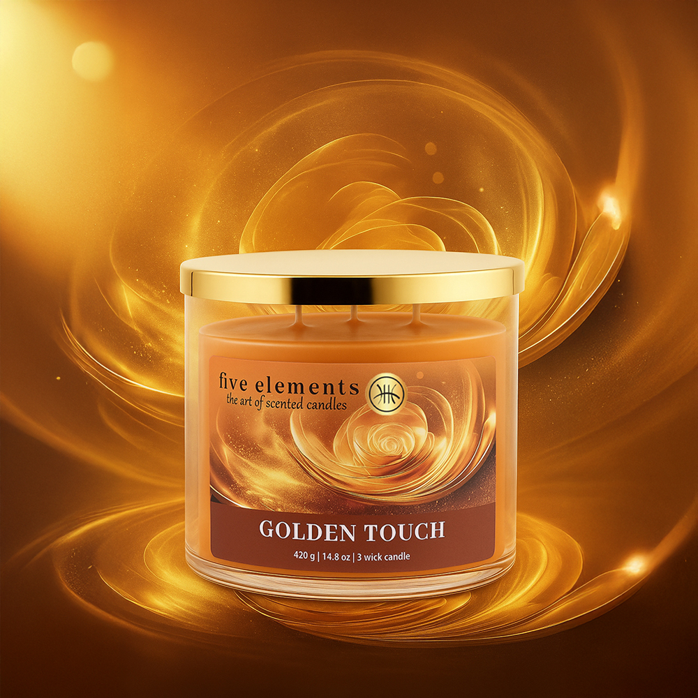 Eine Kerze mit der Aufschrift "Golden Touch" auf goldenem Hintergrund. Die Kerze befindet sich in einem Glasbehälter mit Golddeckel.