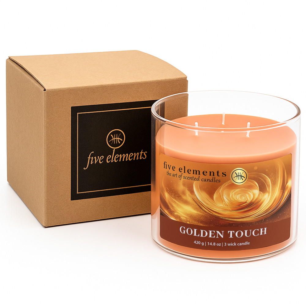Eine Kerze in einem Glasbehälter neben einer Pappschachtel. Die Kerze ist pfirsichfarben und mit 'Golden Touch' beschriftet.