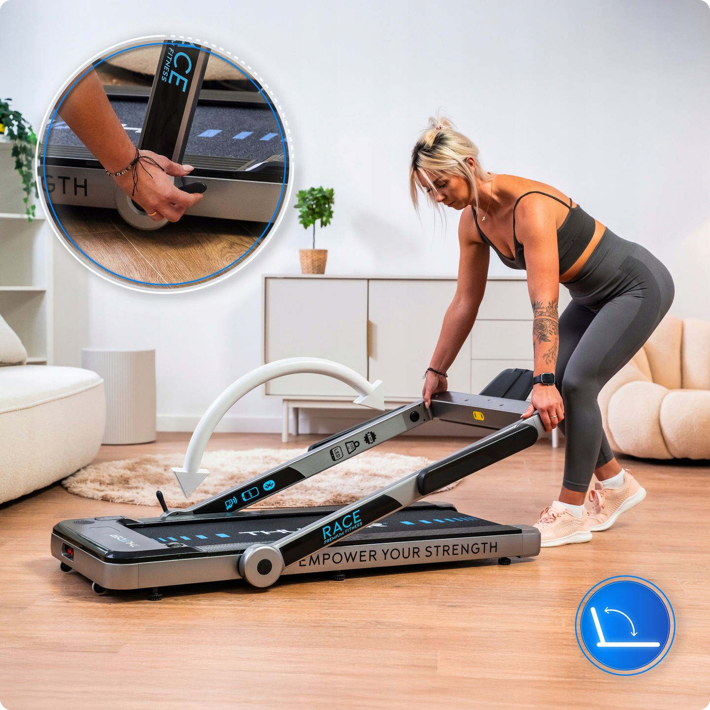 Kobieta składająca bieżnię. Bieżnia jest szara i czarna ze słowami 'RACE' i 'EMPOWER YOUR STRENGTH'.