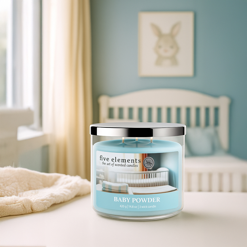 Eine Baby-Puder-Duftkerze steht auf einem Tisch. Im unscharfen Hintergrund sind ein Kinderbett und ein Hasenkunstwerk zu sehen. Helles blaues Farbschema.